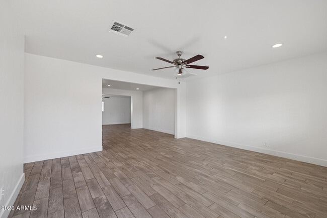 Building Photo - 1016 S Siesta Ln