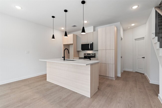 Building Photo - 1031 North Ln