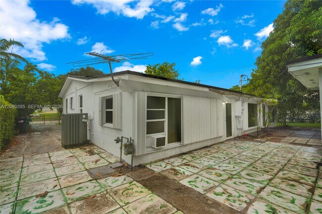 Building Photo - 9441 SW 27th Dr