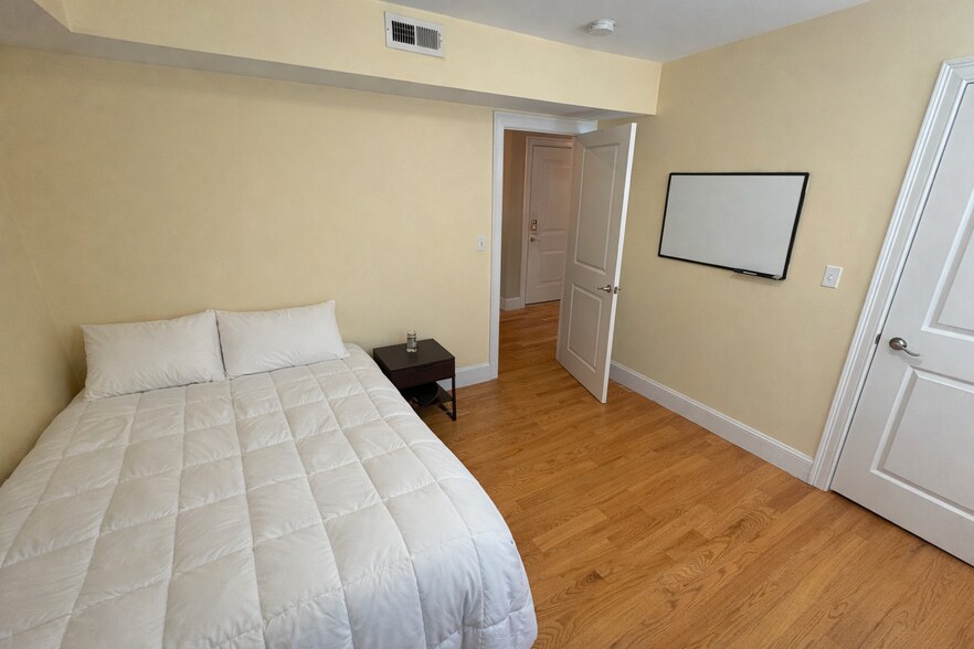 Building Photo - 183 River St