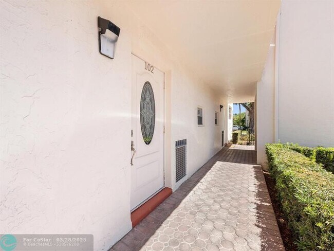 Building Photo - 371 S Hollybrook Dr
