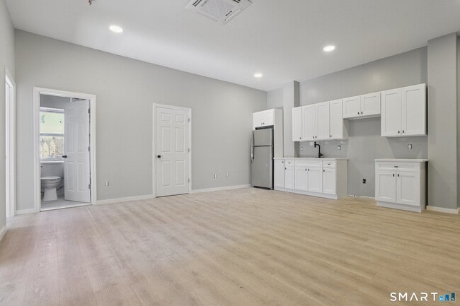 Building Photo - 215-219 Bank St