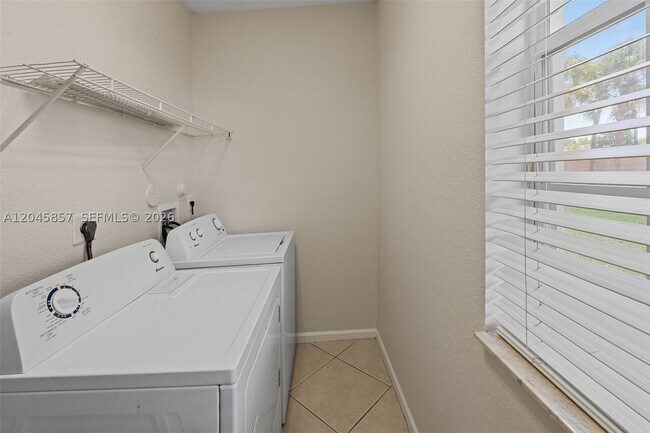 Building Photo - 8401 SW 25th Ct