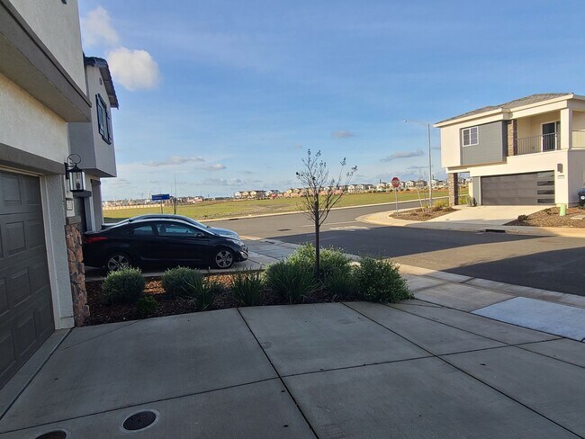 Building Photo - Three Bedroom Three Bathroom Home with Solar