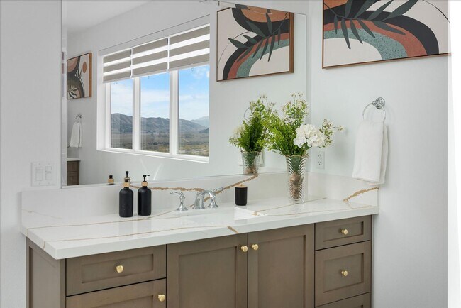 Building Photo - Model-Perfect 5 Bedroom Home in Valencia!