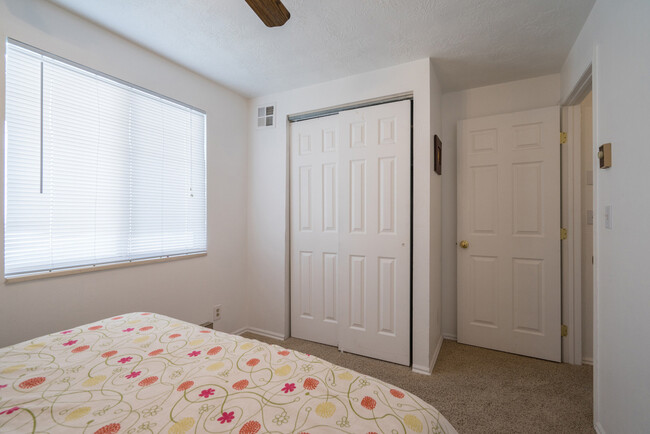 Building Photo - Great 3 bedroom and 2.5 bath home - 6 or 1...