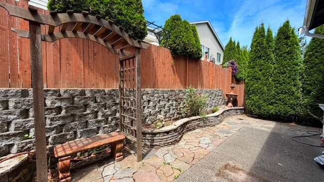 Building Photo - Spacious 4-Bed Home with Loft & Covered Patio in North Creek