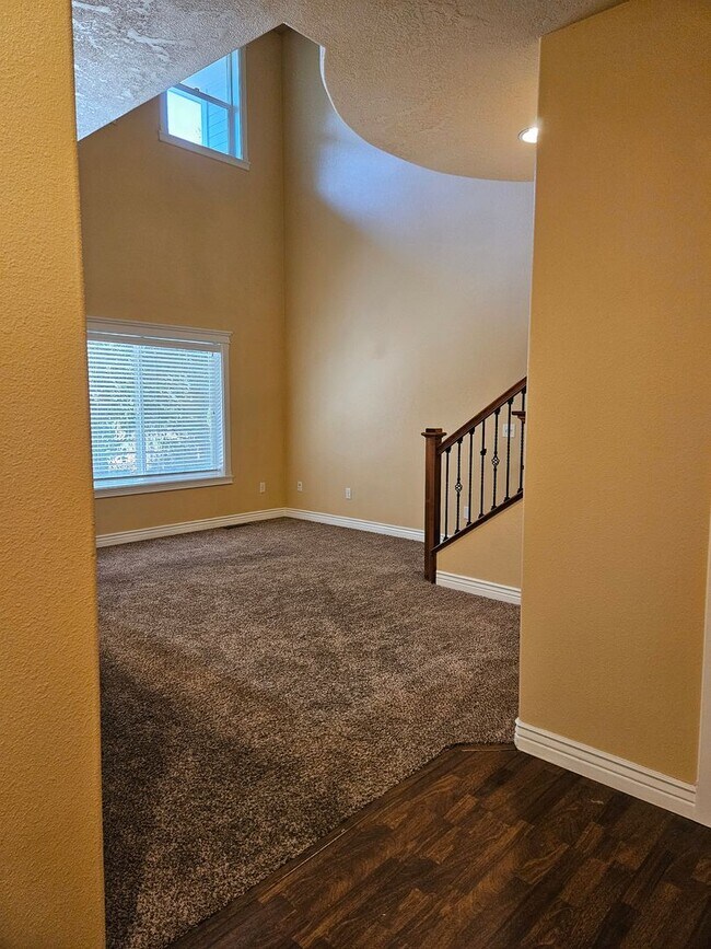 Building Photo - 3/2.5 in Boise-2 Car Garage, Fireplace, Vaulted Ceilings, Landscaping Included.