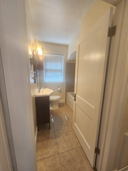 Main Bathroom - 405 Haynes St