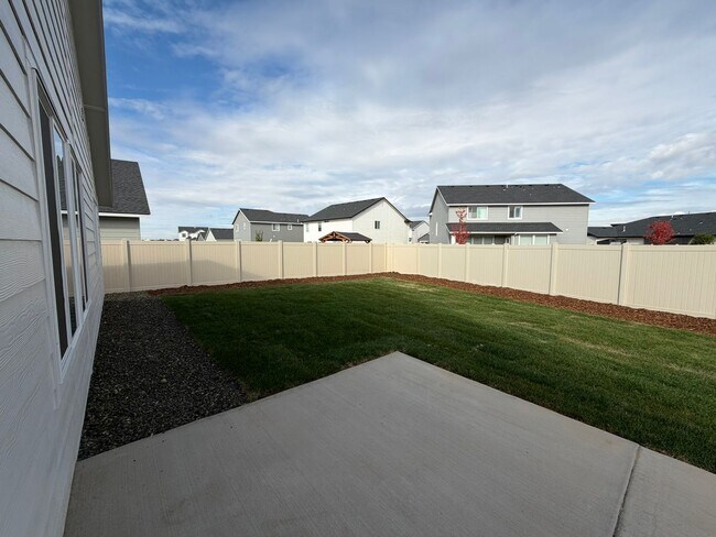 Building Photo - Brand new 3 bed 2 bath home with bonus roo...