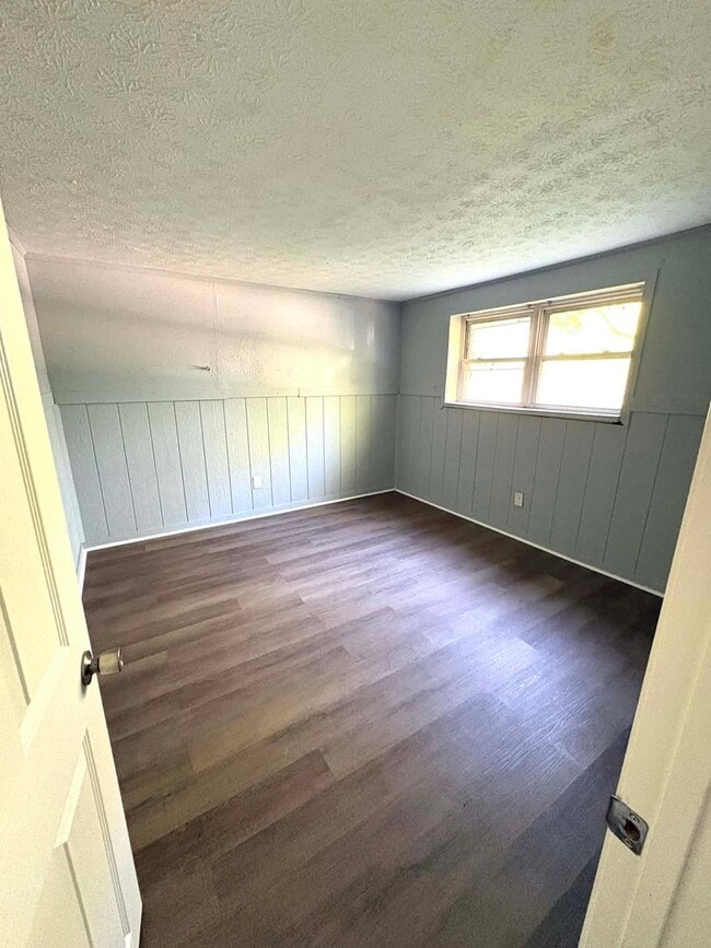 Building Photo - Cozy & Convenient Living!