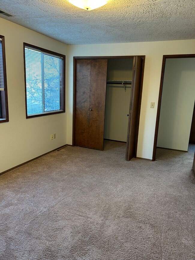 Building Photo - (379) Glenridge Dr. - 2 Bedroom / 1.5 Bathroom - Townhome Duplex