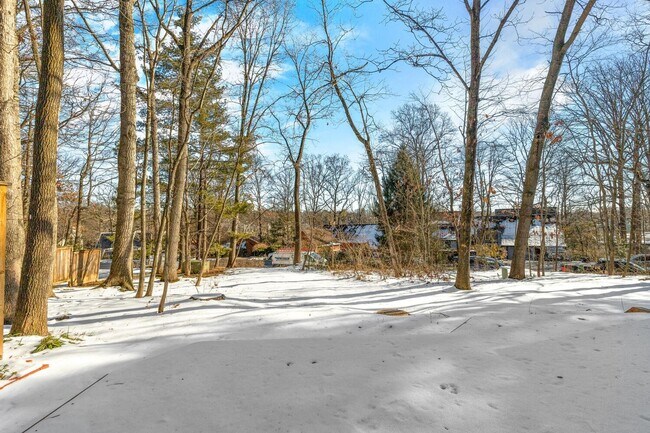 Building Photo - Updated 1800+ sq/ft 3 bdrm 2.5 bath end unit townhome