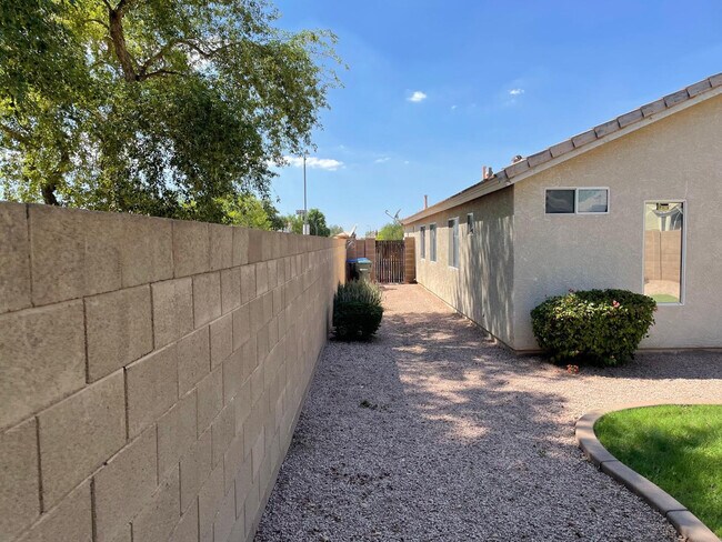 Building Photo - 6831 S 33rd Dr