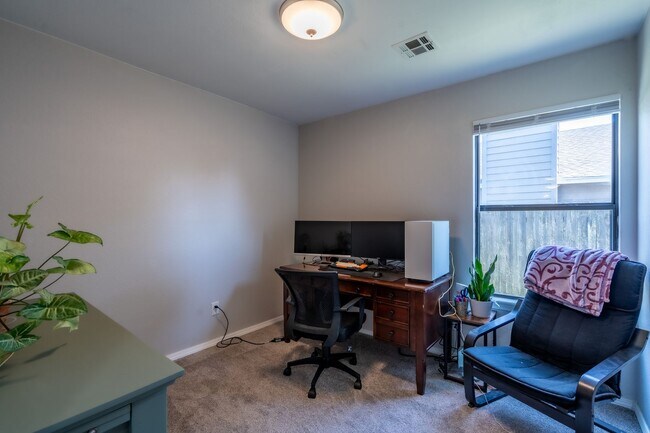 Building Photo - Gorgeous Bixby Home!