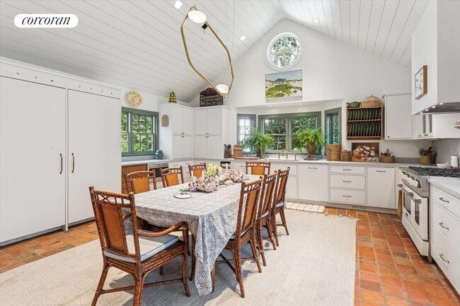 Building Photo - 20 Quogue St