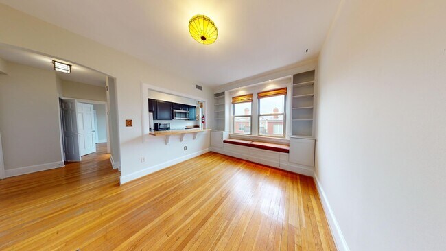 Building Photo - Historic Capitol Hill One Bedroom W/Open Floor Plan & Fireplace