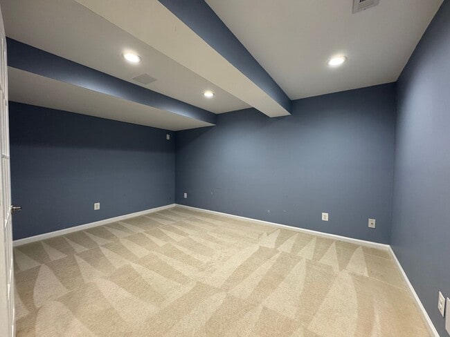 Building Photo - Stunning  4 Bed 3 Bath Home With Spacious ...