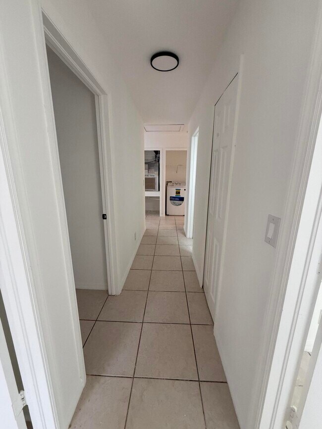 Building Photo - 1215 Hyacinth Pl