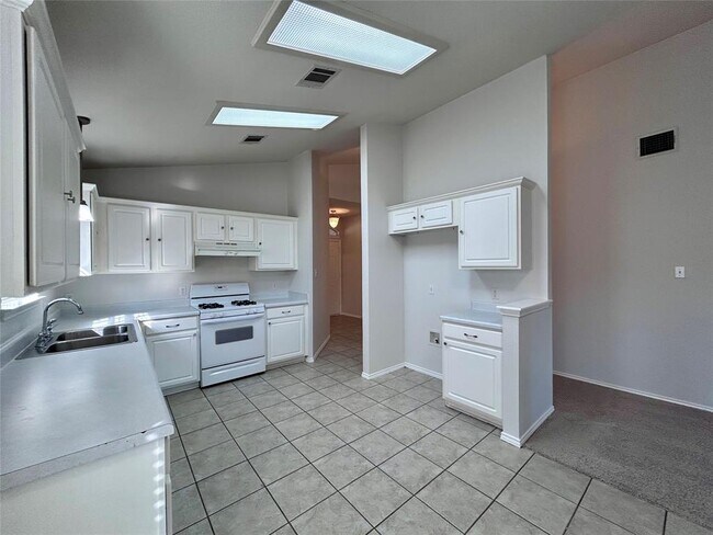 Building Photo - 716 Leann Ln