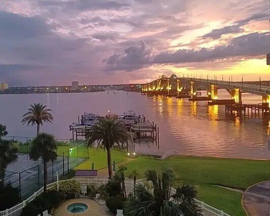 Primary Photo - 100 Silver Beach Ave