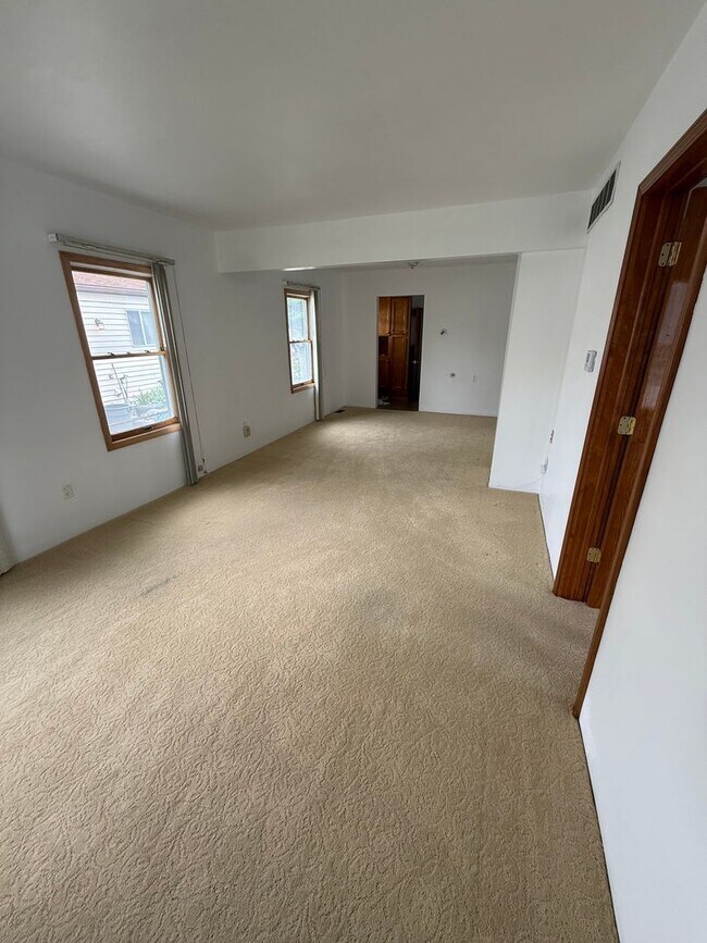 Building Photo - 3 Bed 1 Bath