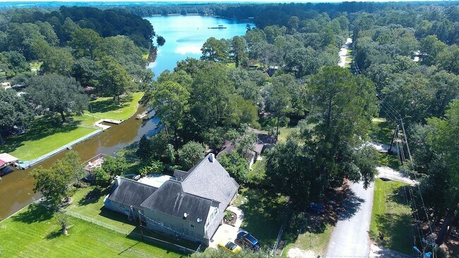 Building Photo - 13392 Southshore Dr