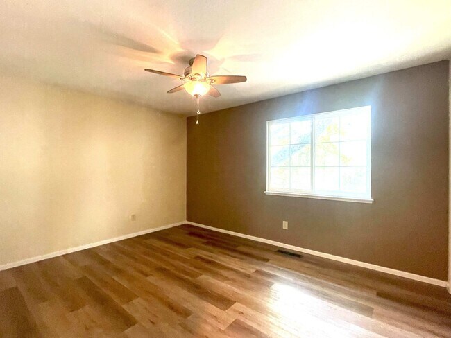 Building Photo - 3/2 plus a large bonus room-Home on golf c...