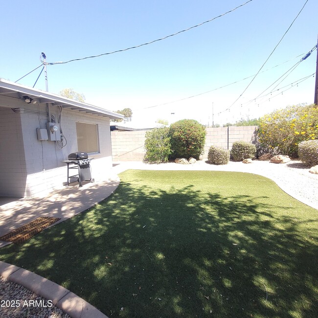 Building Photo - 7335 N 11th Pl