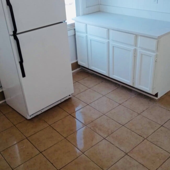 Building Photo - 1928 Gladstone St