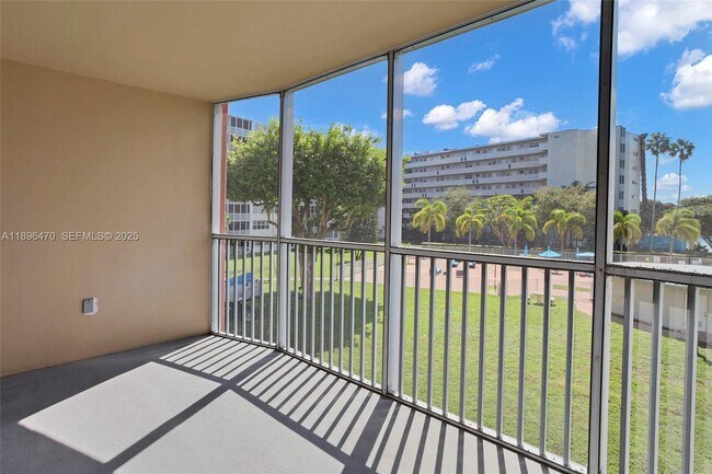 Building Photo - 1750 NE 191st St