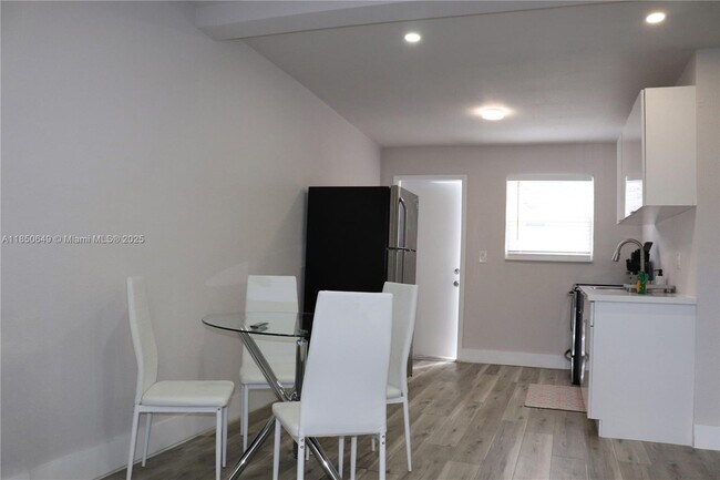 Building Photo - 305 Phippen Waiters Rd