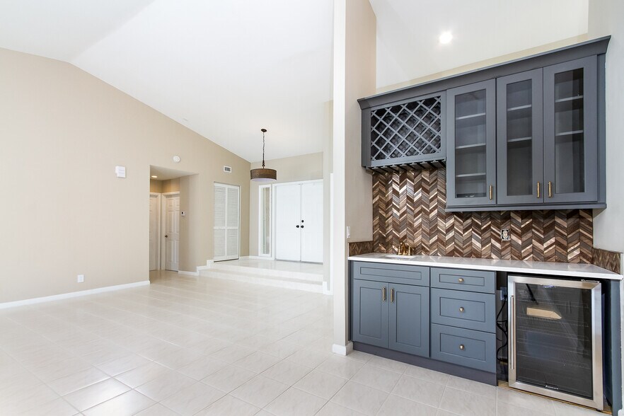 Interior entry and wet bar - 8555 Eagle Run Dr