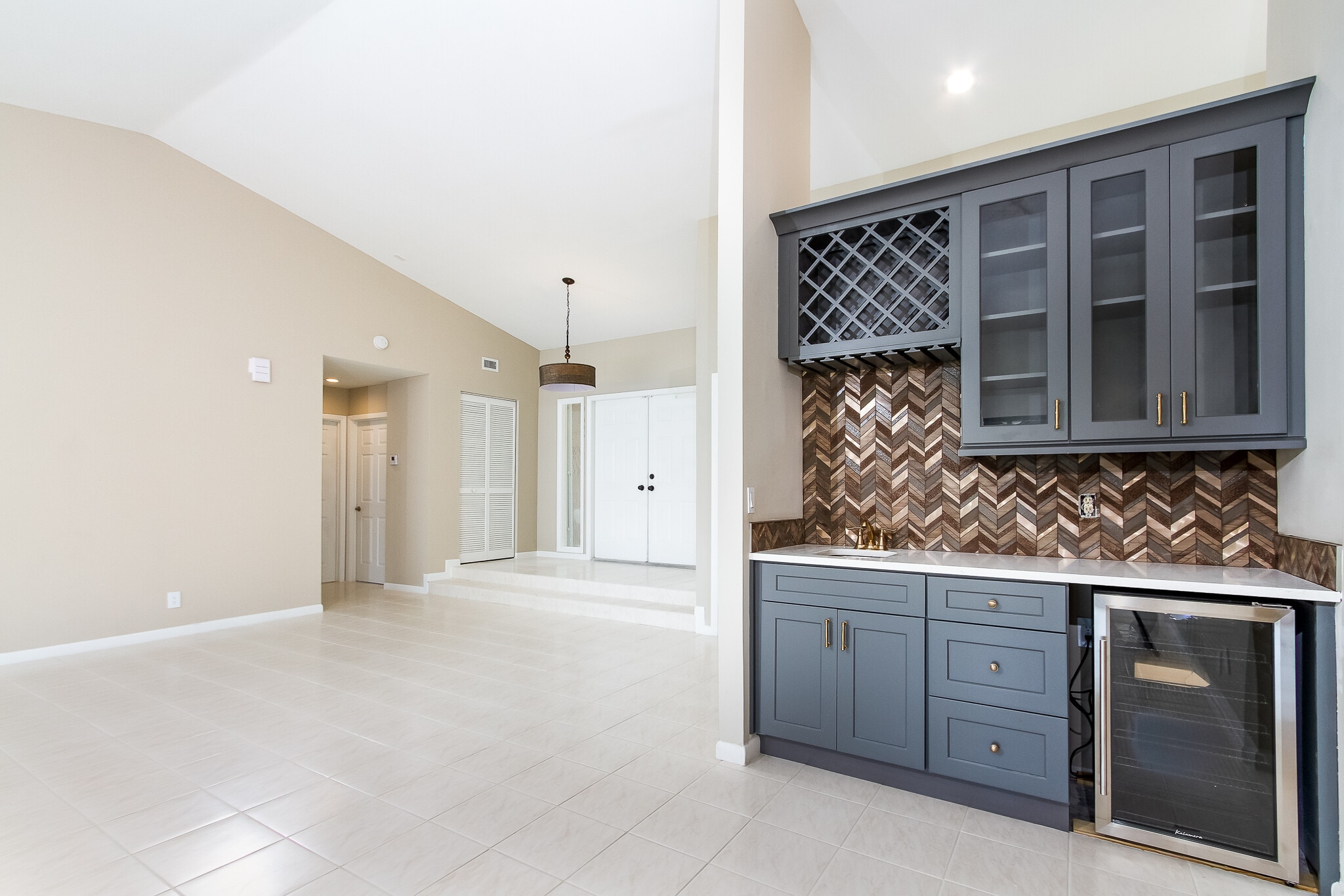 Interior entry and wet bar - 8555 Eagle Run Dr