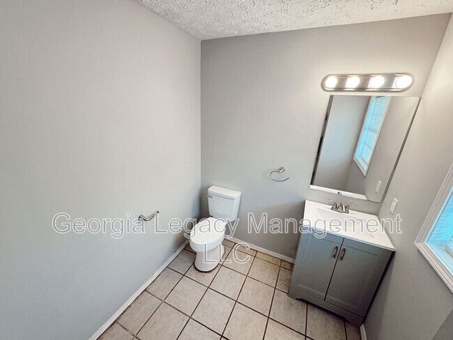 Building Photo - 896 Campbell St