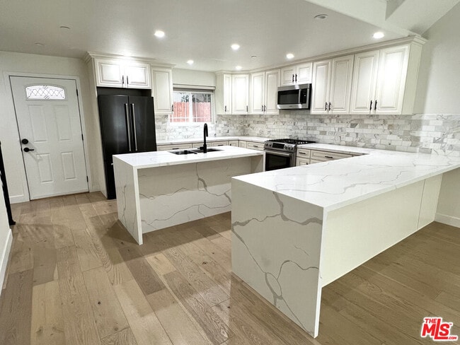 Building Photo - 5019 W Maplewood Ave