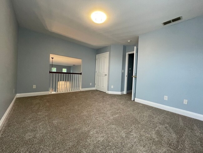 Building Photo - Freshly Updated & Move-In Ready