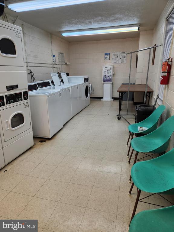 Building Photo - 3535 Chevy Chase Lake Dr