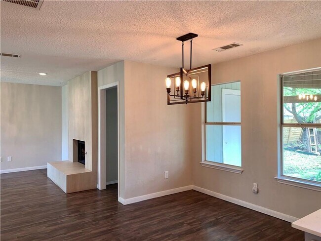 Building Photo - 2406 Stirrup Dr