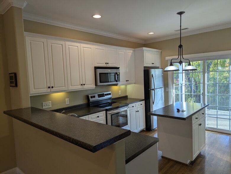 Building Photo - 160 Saint James Pl