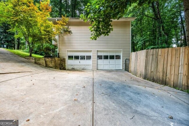 Building Photo - 1131 Hershey Dr
