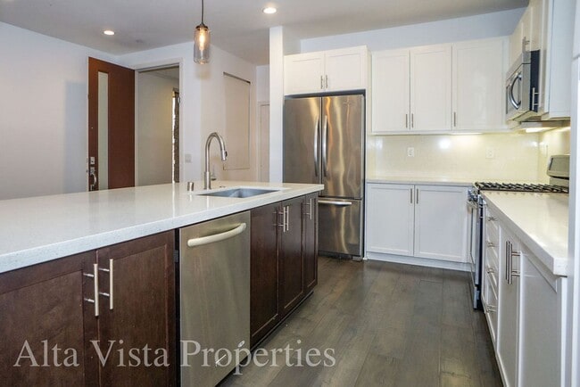 Building Photo - Beautiful Townhome centrally located in Mi...