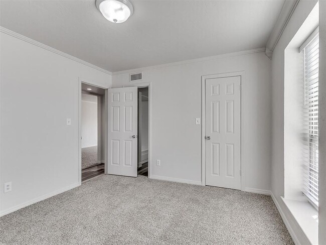 Building Photo - 6100 N Brookline Ave