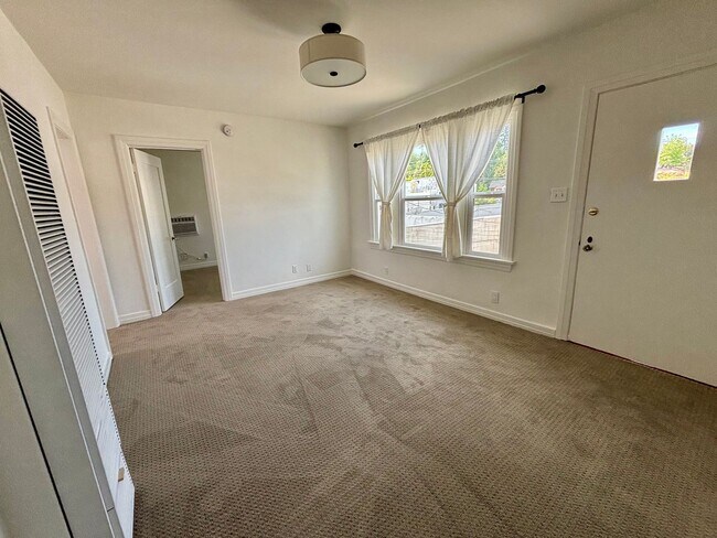 Building Photo - 2809-2821.5-28215 Rowena Ave