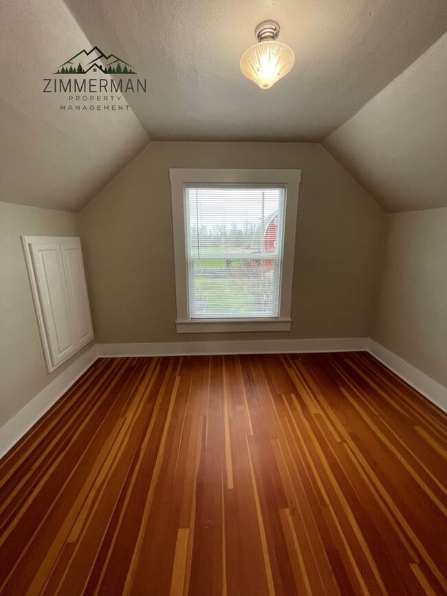 Building Photo - Adorable Updated Farmhouse in Creswell, OR