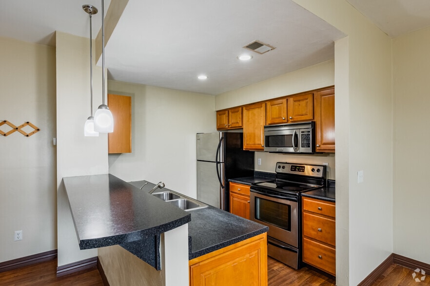 2BR, 1BA - 895SF - Kitchen - Live South Side