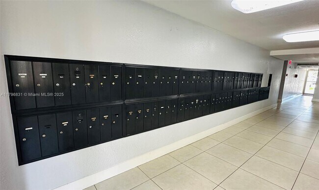 Building Photo - 9350 Fontainebleau Blvd