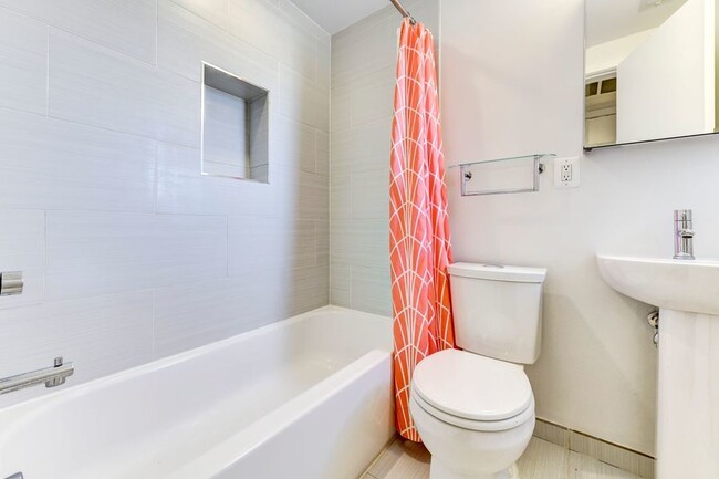 Building Photo - Lovely 1 Bedroom in Columbia Heights - A f...