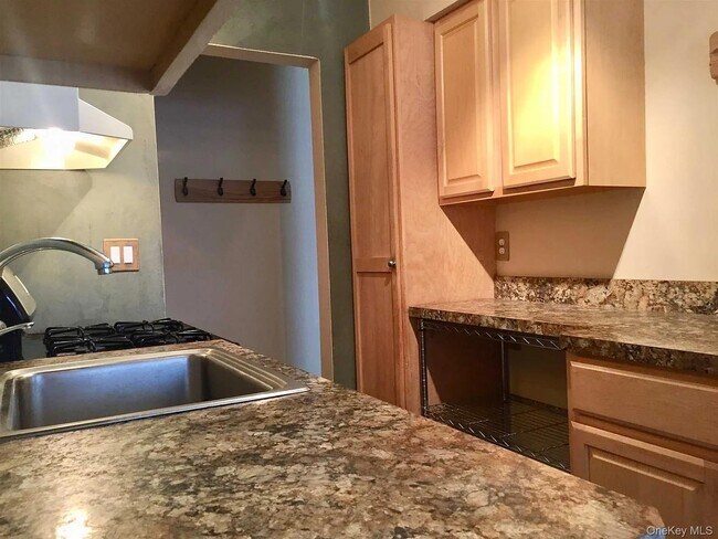 Building Photo - 8 Colonial Rd