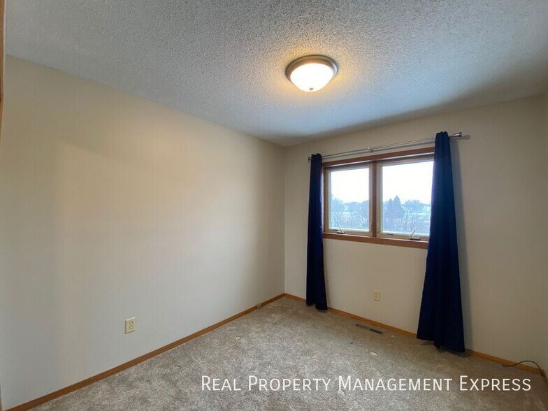 Building Photo - Spacious 4 bedroom 3 bathroom